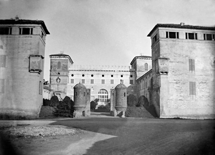 Mostra fotografica di antichi scatti di Villa Sommi Picenardi, il suo giardino e il paese