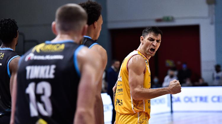 Vanoli che brutta botta, Pesaro passa al PalaRadi (84-88)