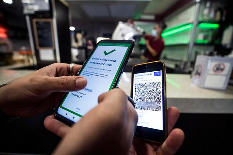 Green pass, verso l'obbligo di vaccino per insegnanti e forze dell'ordine dal 15/12