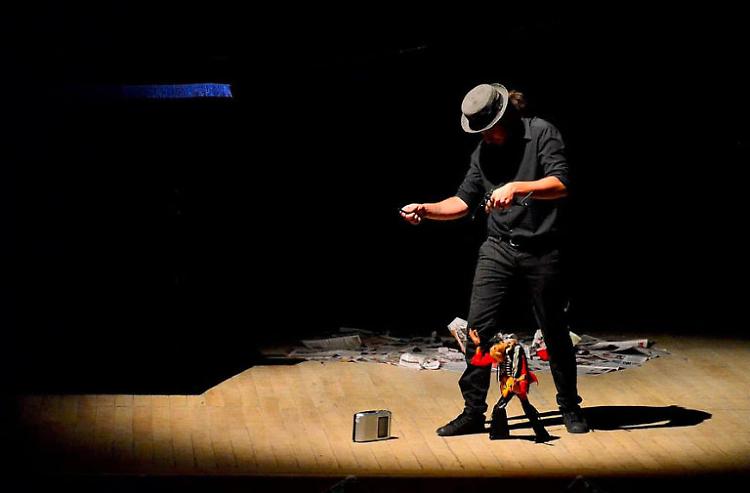 Appeso ad un filo. Spettacolo di Marionette per tutte le età