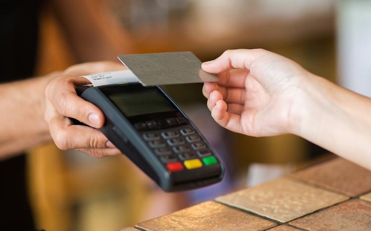 Dl Recovery, multe per chi non accetta bancomat o carte di credito