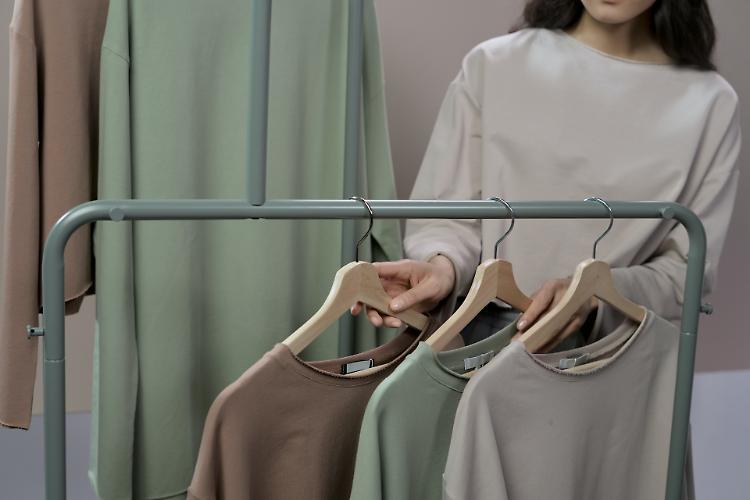 Bergamini, impiegati amministrative e commessi in negozio di abbigliamento