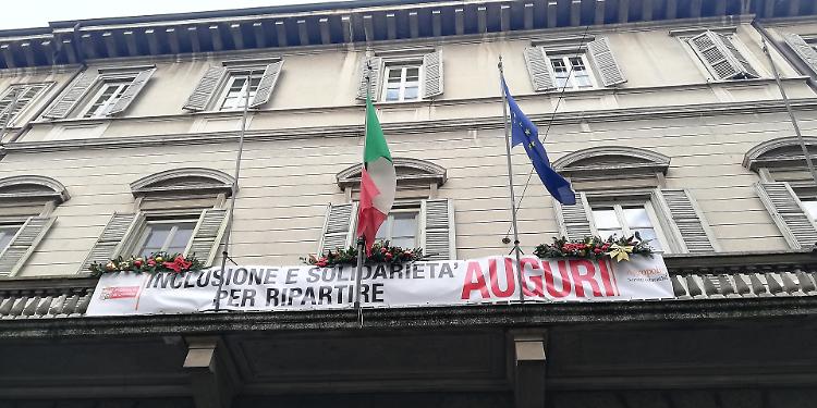 "Inclusione e solidarietà per ripartire": messaggio sul balcone del Palazzo del Governo