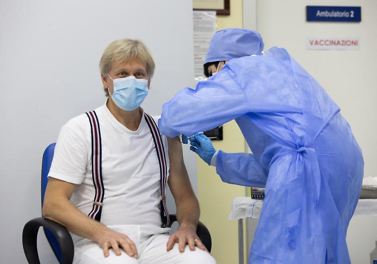 Vax Day: un anno fa le prime dosi. «E la battaglia continua»