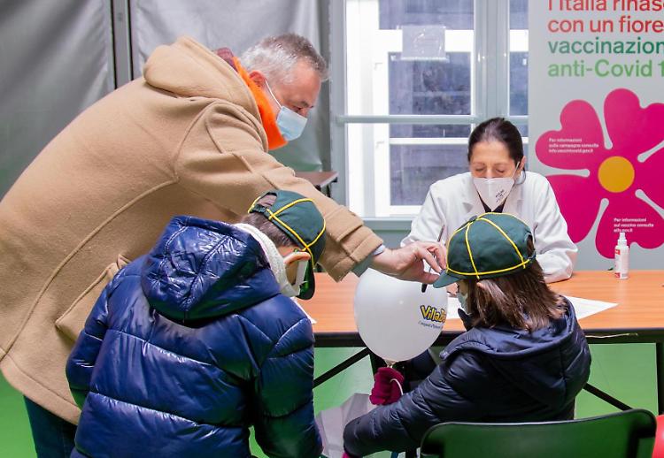 La riscossa dei bambini: uno su tre &egrave; vaccinato, raddoppiati in 15 giorni