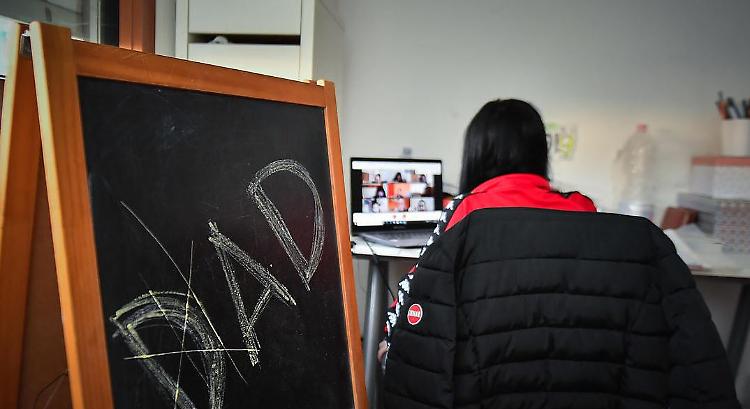 Covid e contagi, presidi in difficoltà: «Passiamo il tempo a segnalare positivi e quarantene»