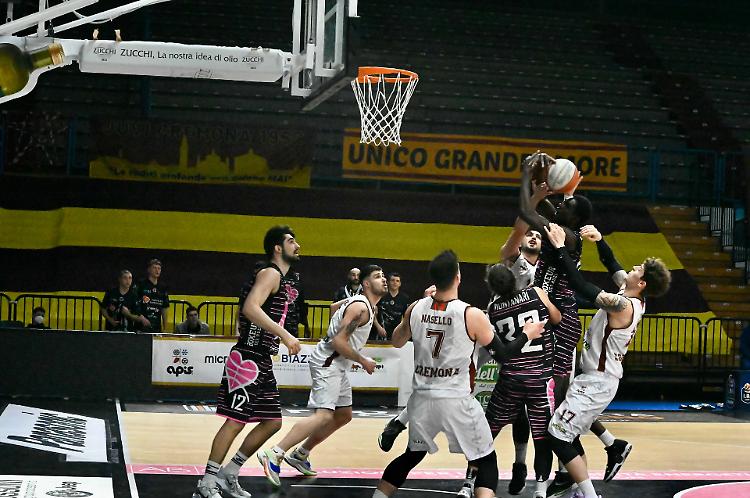 BASKET, SERIE B   Nel derby Crema fa il colpo grosso e batte la Juvi Ferraroni al PalaRadi
