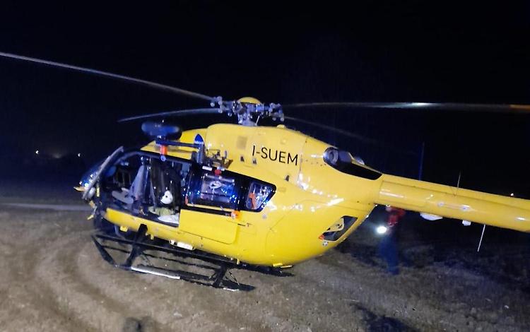 Auto esce di strada nella notte, 35enne ferita