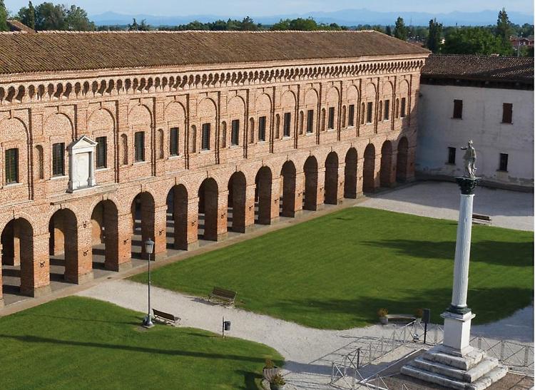 Mercatino dell'antiquariato nella città ideale del Rinascimento