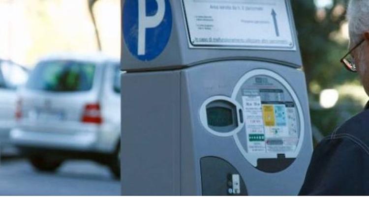 Parcometro solo con monete, se non si non paga la multa è ok