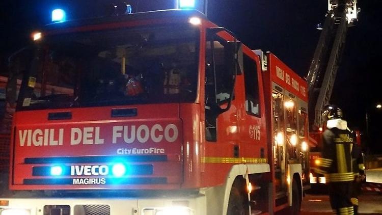 Paura nella notte: le fiamme divorano il tetto di un'abitazione