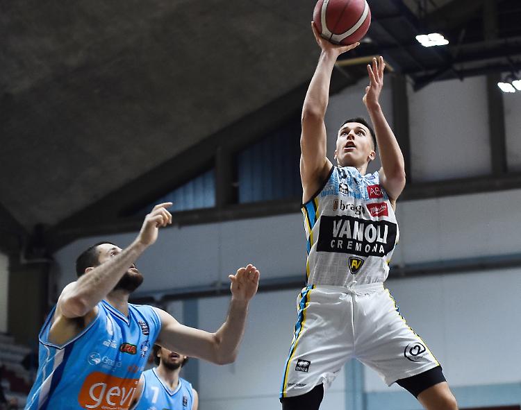 Basket: con Napoli, la gioia Vanoli arriva dopo un supplementare (96-93)
