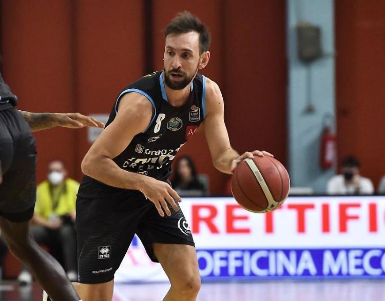 Basket, per capitan Poeta stop di una decina di giorni