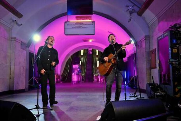 Bono e The Edge a Kiev, concerto nella metropolitana