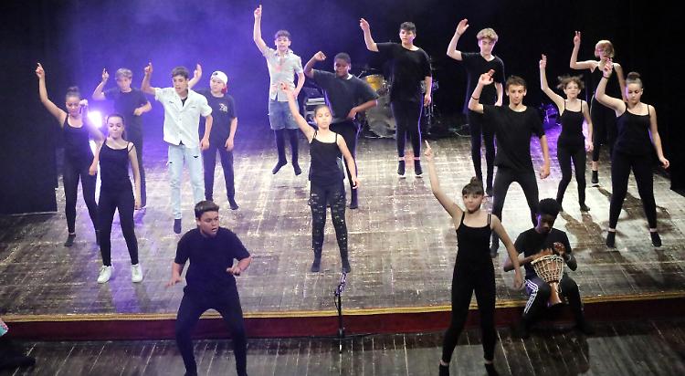 Lo spettacolo e l'appello: &laquo;Ragazzi non abbiate paura, denunciate ogni ingiustizia&raquo;