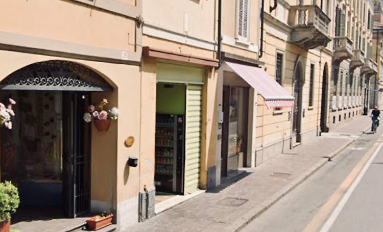 Distributori di bevande e snack: «È vietato sostare dopo le 23»
