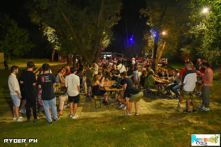 White Party e Live Percussion al Ponticello Beach
