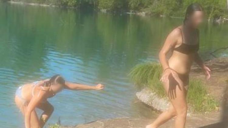 Tuffi, vandalismi e falò proibiti al laghetto di Elio e Oliver