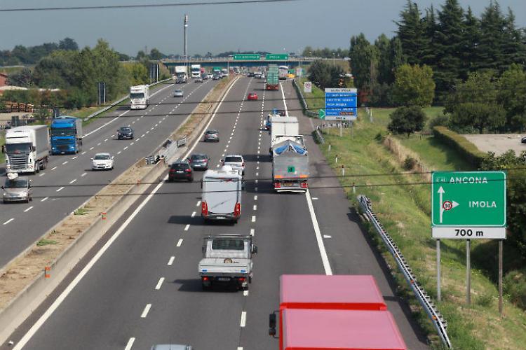 Pullman senza passeggeri a fuoco sull'A14, code e disagi