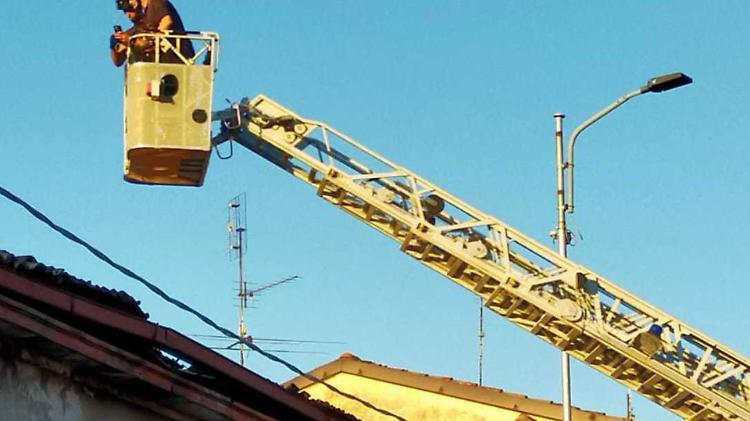 Crolla il tetto dello stabile disabitato, arrivano i pompieri