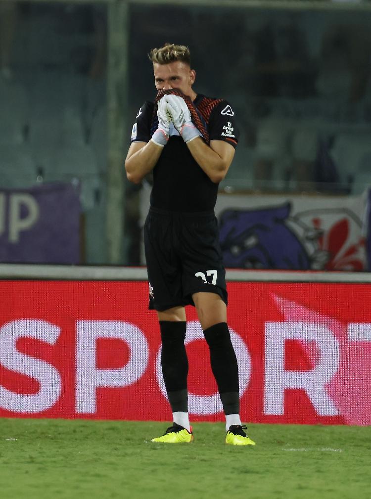 Radu, la papera del portiere grigiorosso spacca Twitter