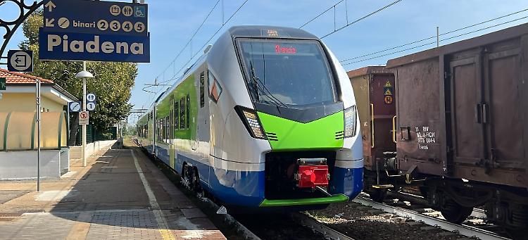 Il treno «Colleoni» fa breccia, ma arriva già in ritardo