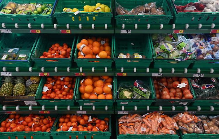 Caro prezzi taglia frutta e verdura a tavola, -11% in 6 mesi