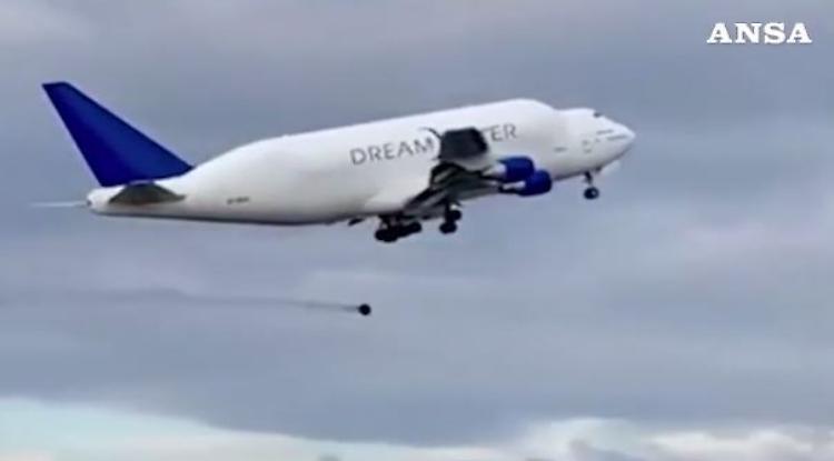 Boeing cargo perde ruota dopo decollo nel Tarantino