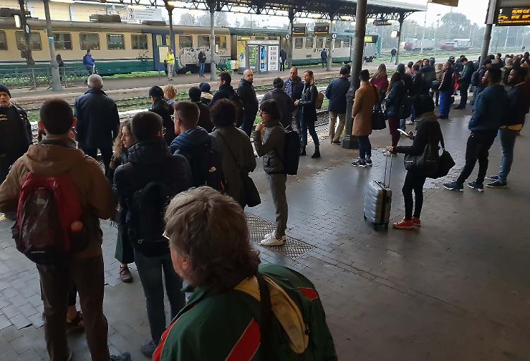Treni, mattinata nera tra ritardi record e rabbia