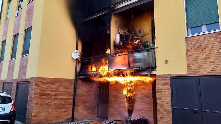 Incendio in una palazzina, nessun ferito