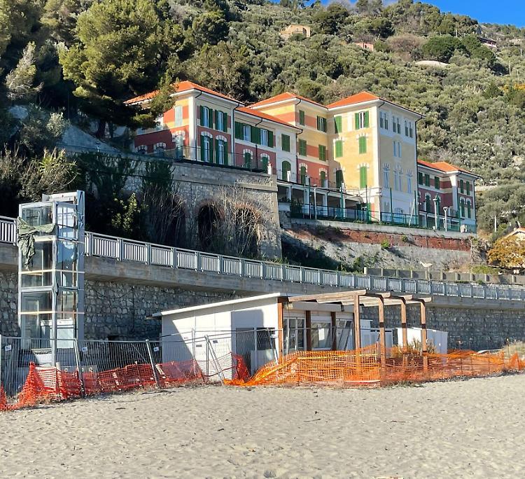 Finalpia, la spiaggia paradiso perduto per un &laquo;debito&raquo; di mille euro