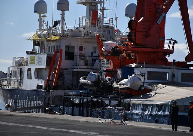 Migranti, Humanity 1 a Catania: sbarcati in 144 su 179
