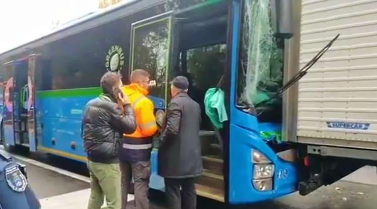 Camion tamponato da un pullman della linea Milano-Crema, 15 feriti