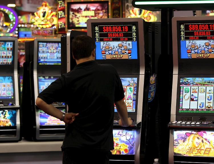 Gioco d'azzardo, stipendi e pensioni bruciati alle «slot»