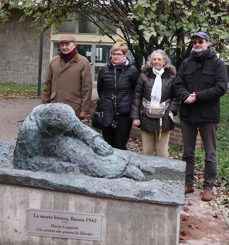 Morte bianca contro tutte le  guerre, la scultura allo Scientifico