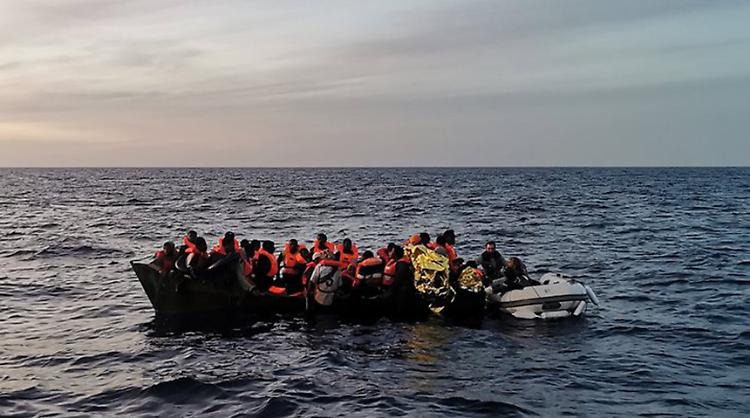 Migranti: barca si ribalta, 40 salvati e tre dispersi