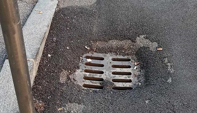 Tombino-trappola sprofondato rispetto alla strada
