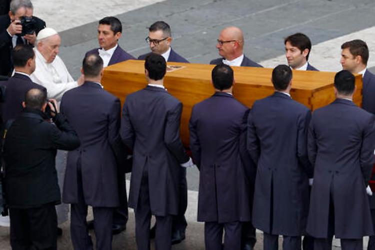 L'addio a Ratzinger, il Papa: oggi grati per sua sapienza e dedizione