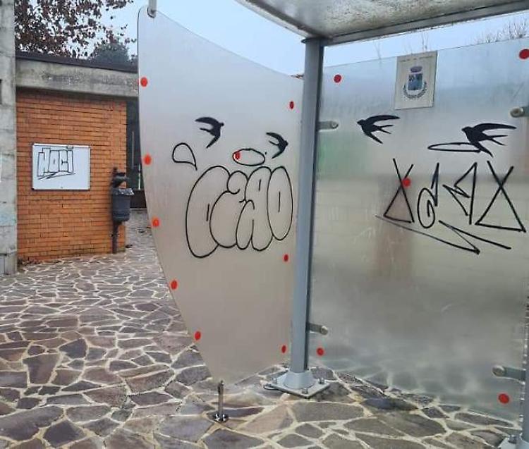 Raid con lo spray: danni, la rabbia del sindaco