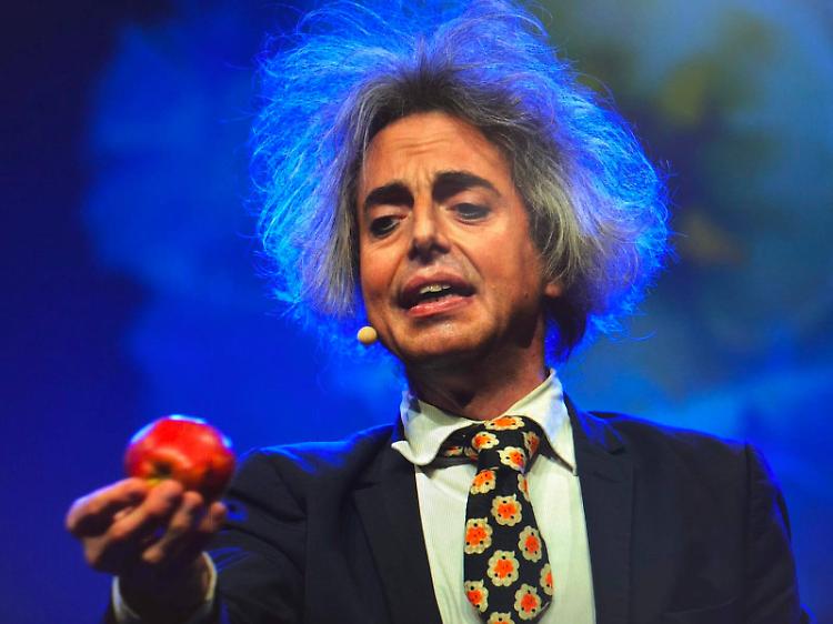 Lo spettacolo "Magicomio", tra magia e comicità