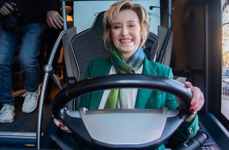 Oggi Letizia Moratti in tour sul suo bus