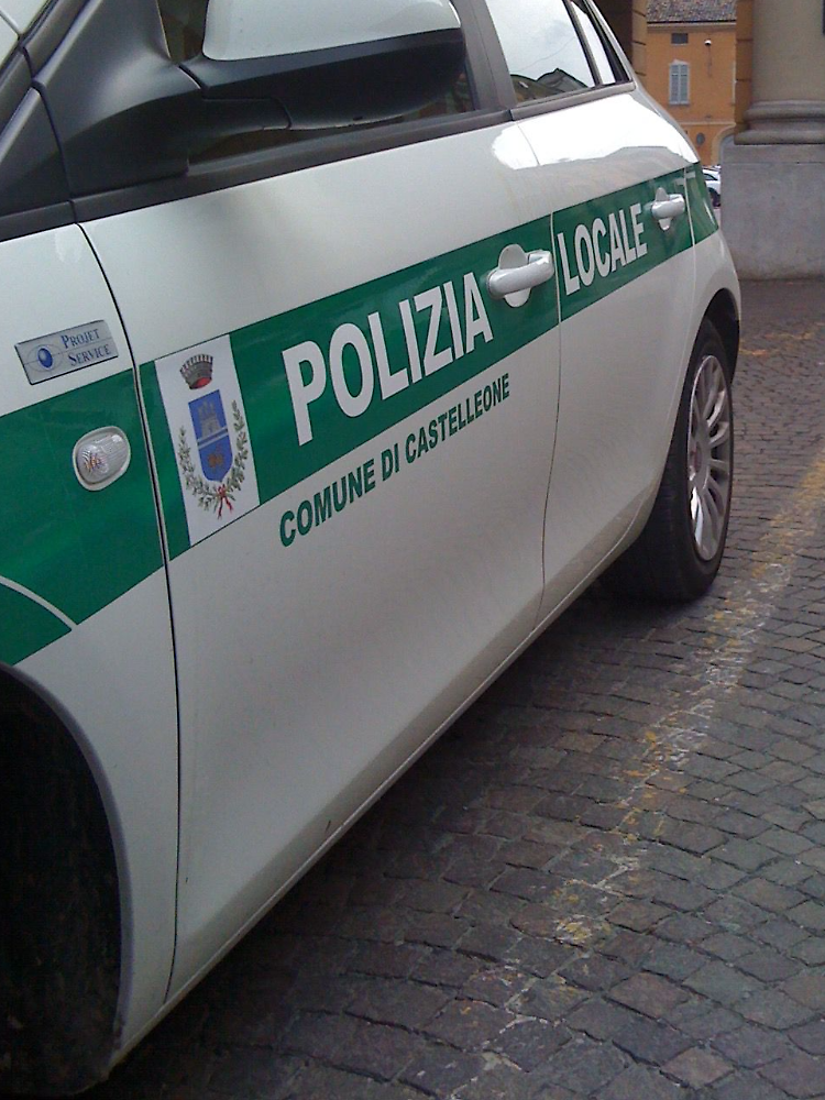 Tamponamento, fuga e inseguimento: si schiantano contro i portici