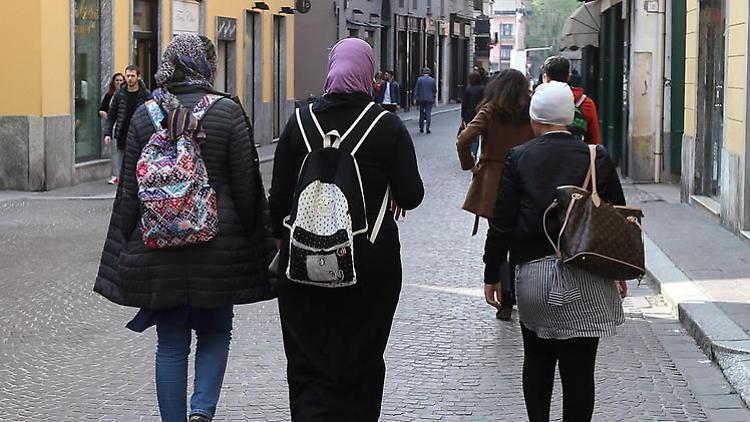 Botte a figlia 16enne che non vuole il velo, denunciati genitori