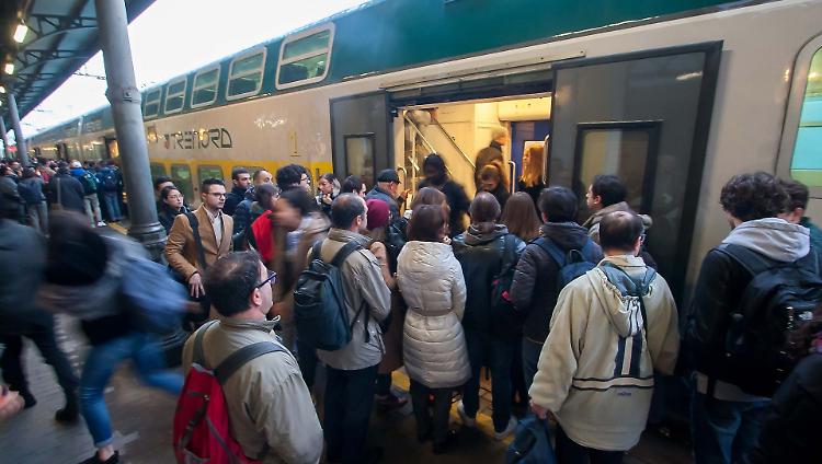 Travolto da un treno nel Lodigiano, traffico ferroviario in tilt