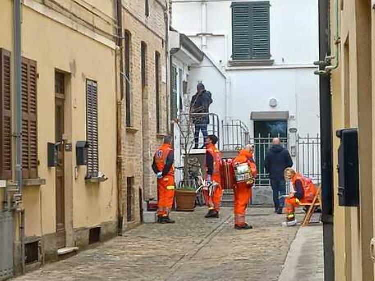 Un 27enne morto in casa a Pesaro con segni di coltellate