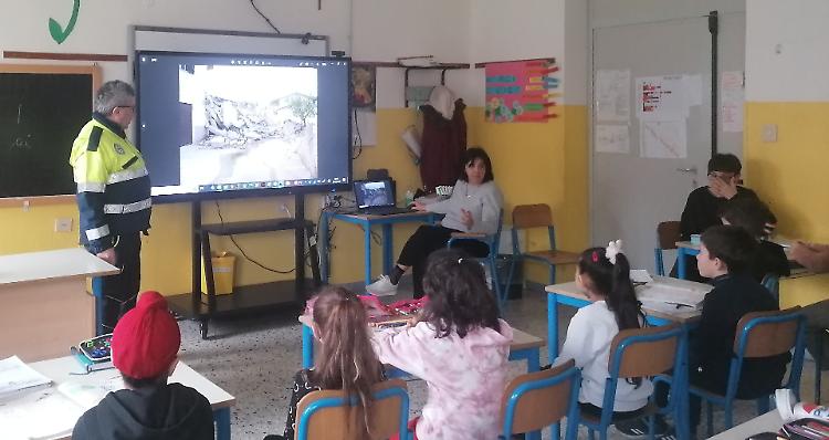 Protezione civile in cattedra: «Salvarsi dai terremoti? Si fa così»