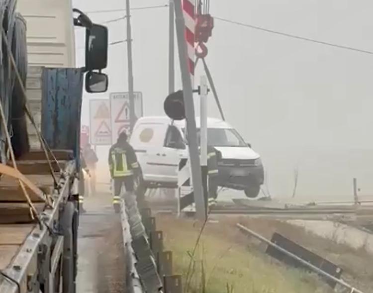 Incidente al passaggio a livello, furgone sui binari