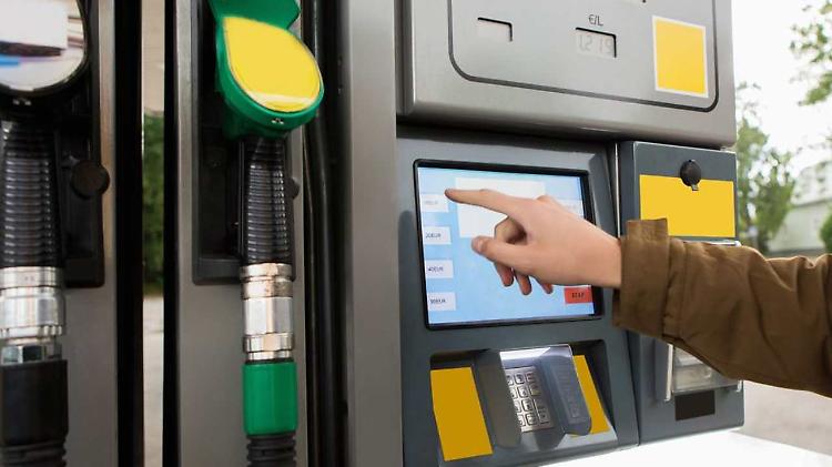 Stratagemma per fare il pieno di benzina gratis al self service: denunciato