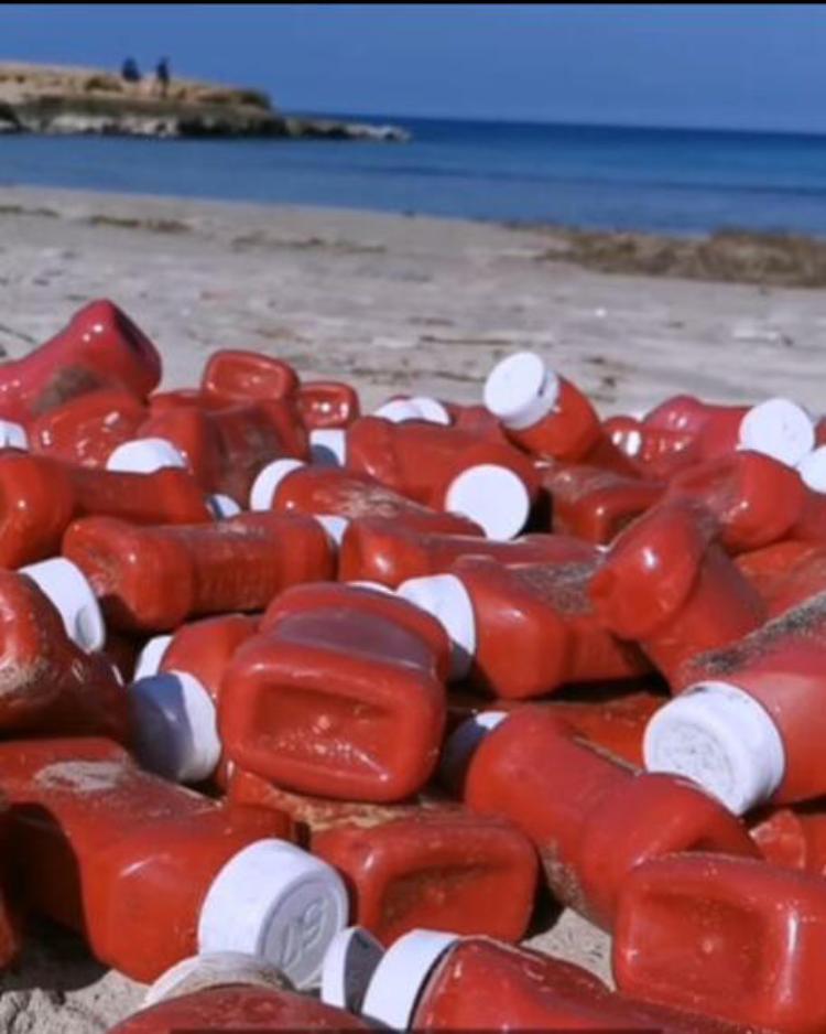 Mistero in Salento, dal mare centinaia di bottiglie di ketchup sulle spiagge