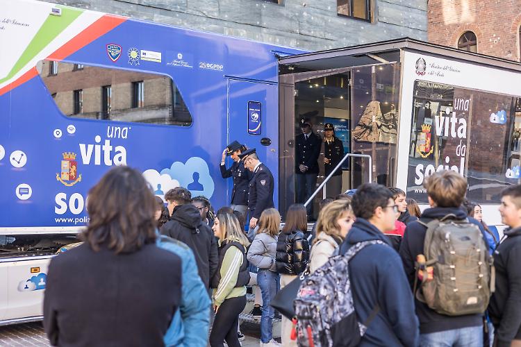 #Unavitadasocial: in piazza Stradivari la campagna di sensibilizzazione della polizia